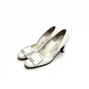 Vintage 1960s white embossed leather mod lucite buckle kitten heels